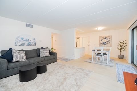 Tiny photo for 10 E Fountainview Lane #1B, Lombard, IL 60148 (MLS # 12488258)