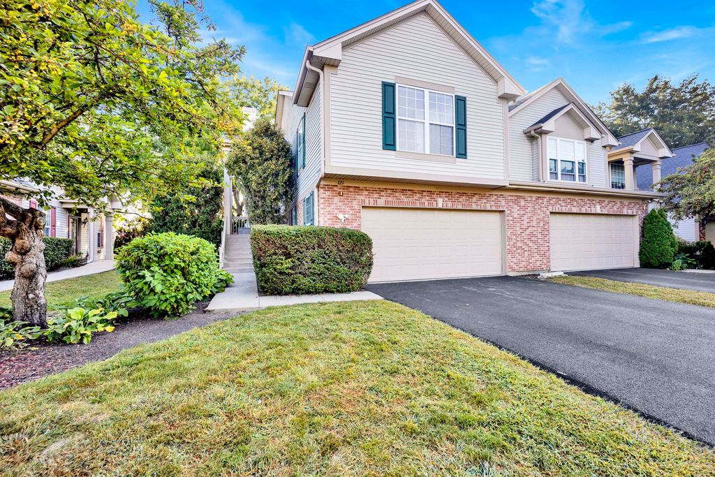 Photo for 121 Commons Court, Wheeling, IL 60090 (MLS # 12503884)