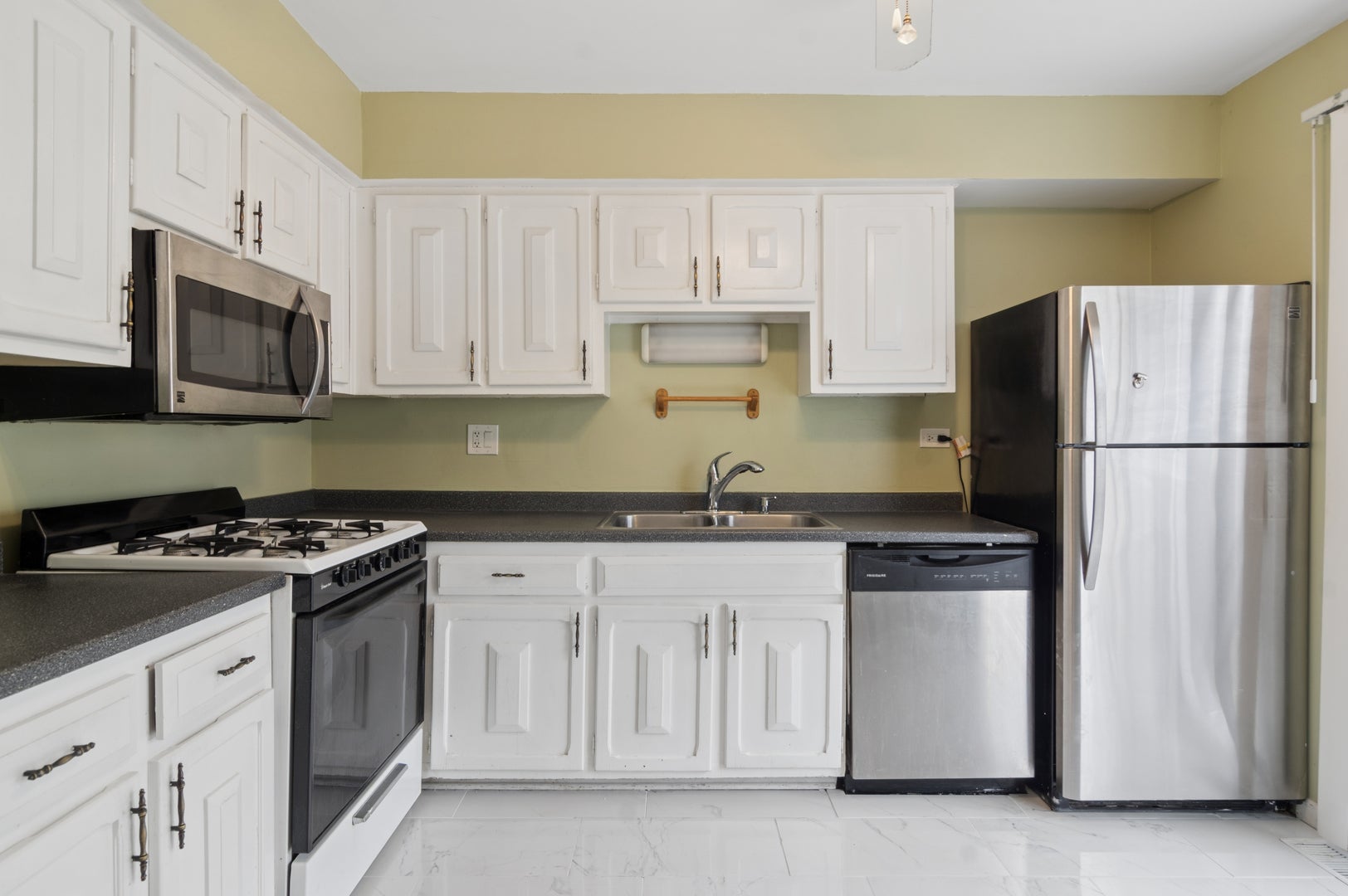 3062 KINGSTON Court