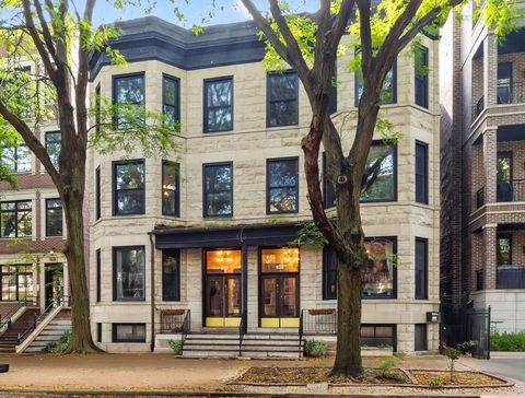 Photo of 835 W Buckingham Place #2, Chicago, IL 60657 (MLS # 12479929)