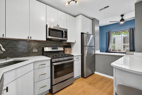 Tiny photo for 835 W Buckingham Place #2, Chicago, IL 60657 (MLS # 12479929)