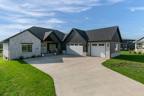 Photo of 2011 E 59th Court, Davenport, IA 52807 (MLS # 12763143)