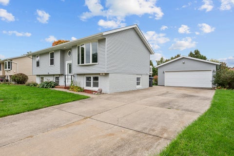 Tiny photo for 1895 Tam O Shanter Drive, Bettendorf, IA 52722 (MLS # 12784649)