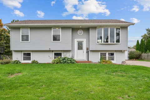 Photo of 1895 Tam O Shanter Drive, Bettendorf, IA 52722 (MLS # 12784649)