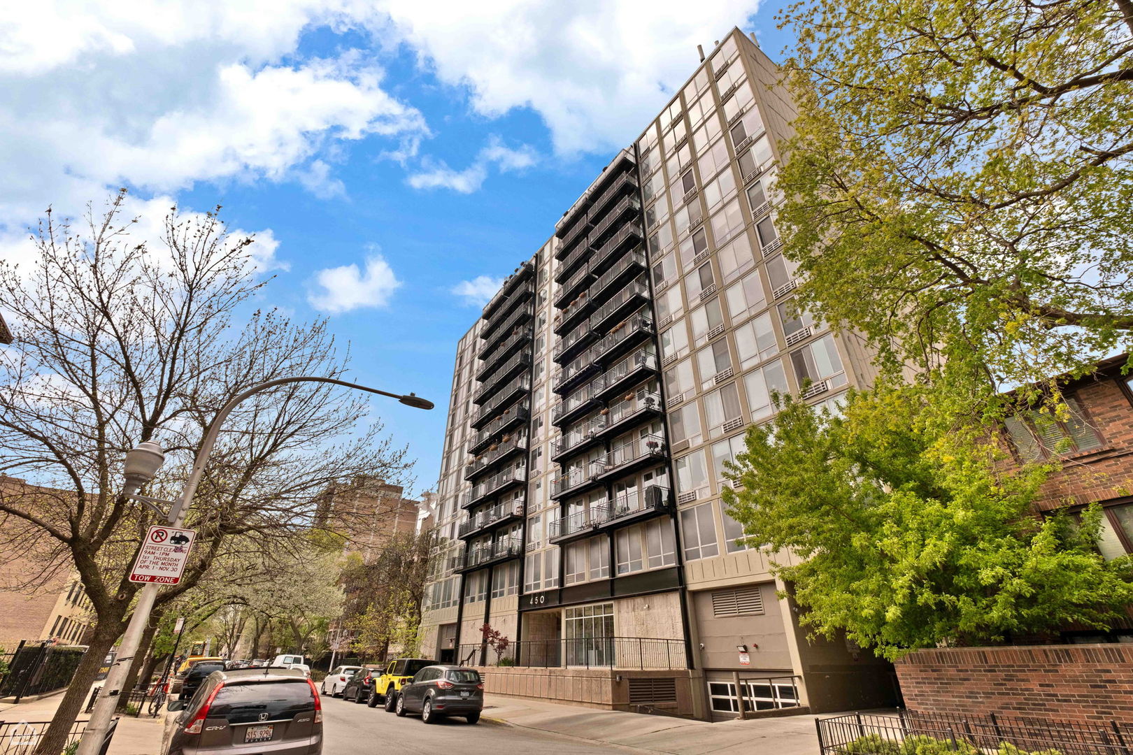 450 W Briar Place 8J