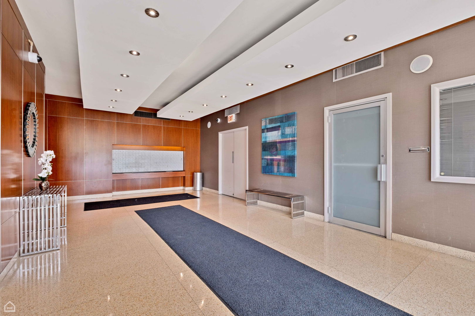 450 W Briar Place 8J