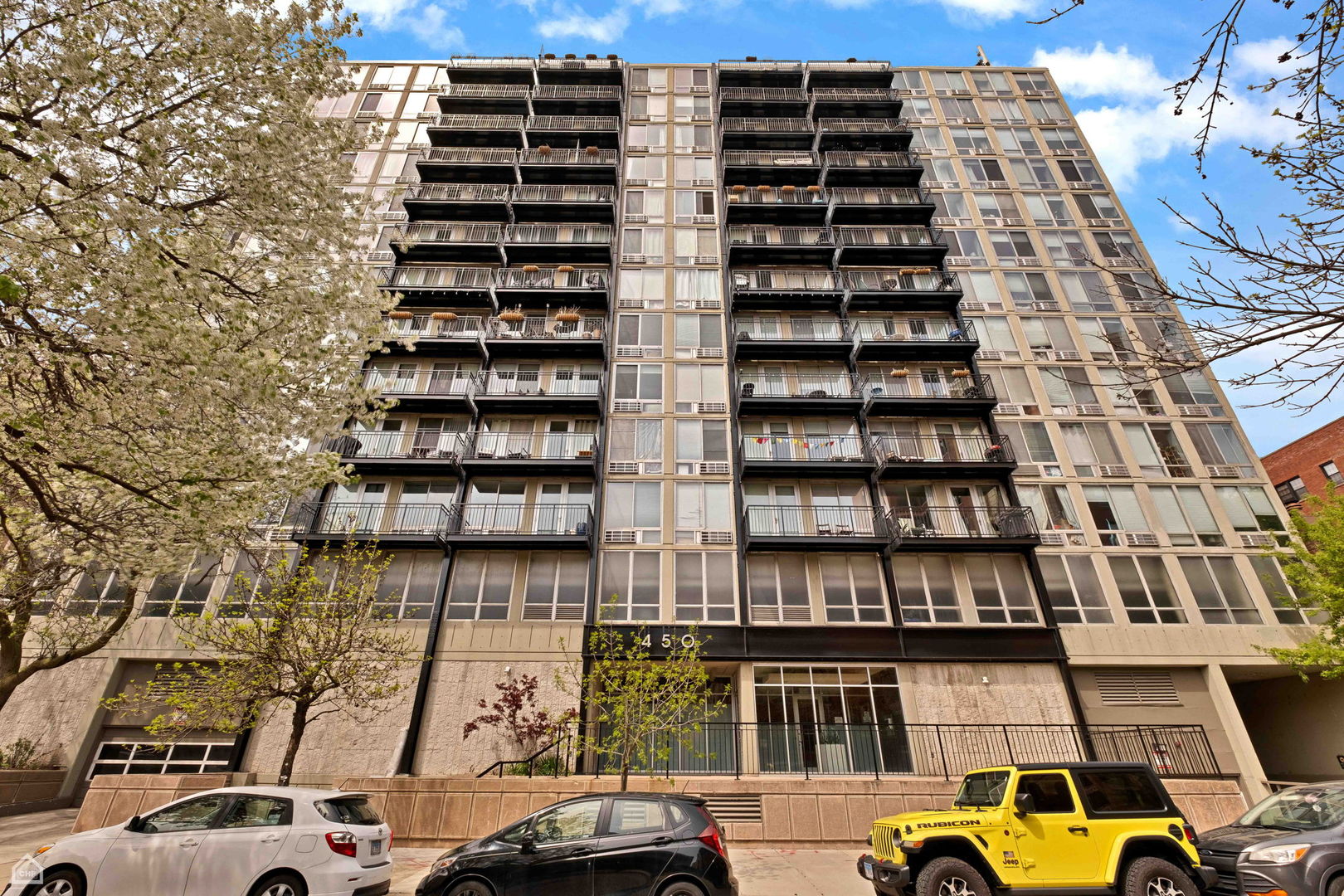 450 W Briar Place 8J