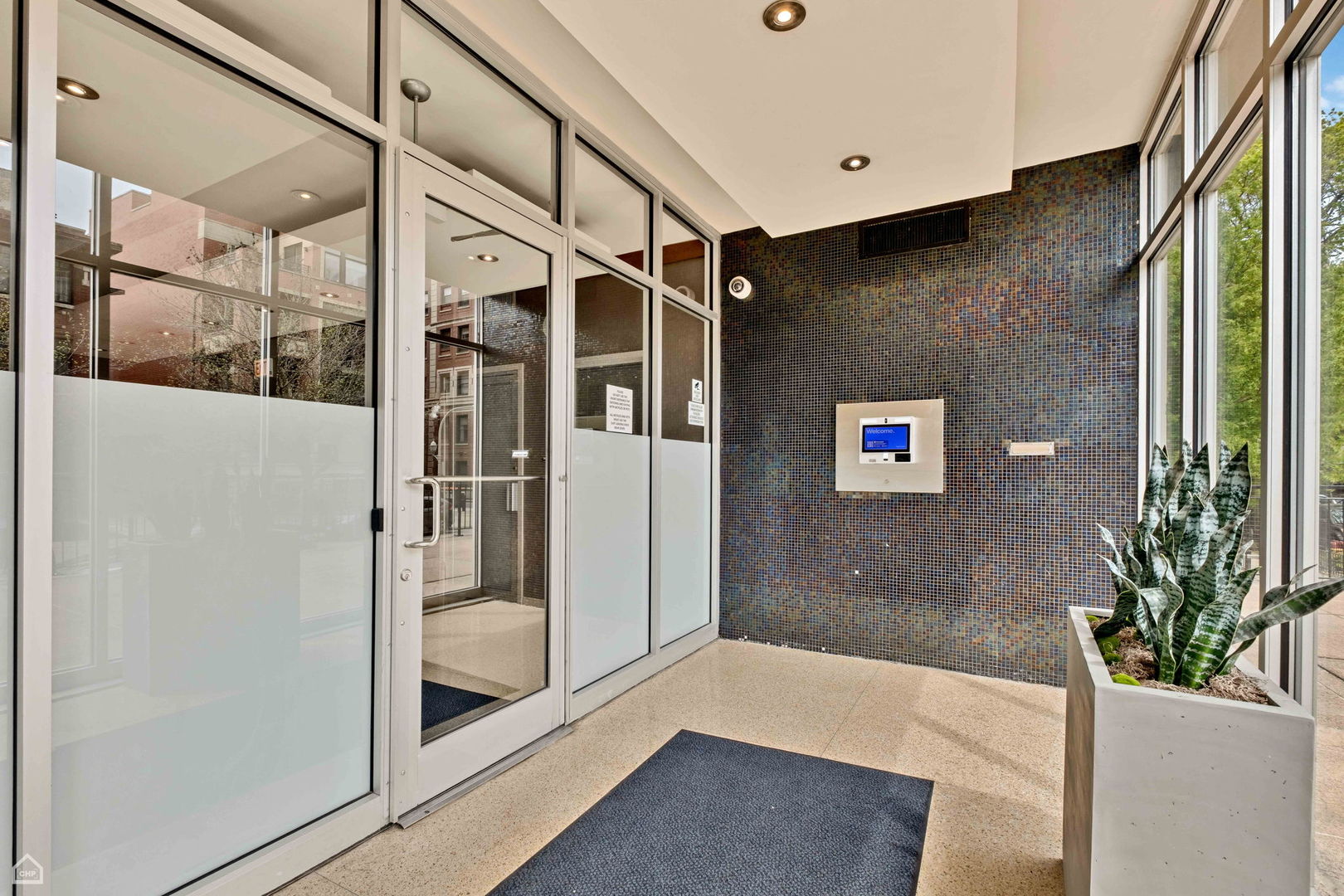 450 W Briar Place 8J