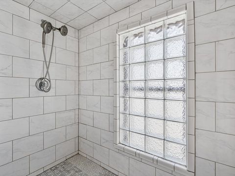 Tiny photo for 825 E Central Park Avenue, Davenport, IA 52803 (MLS # 12582298)