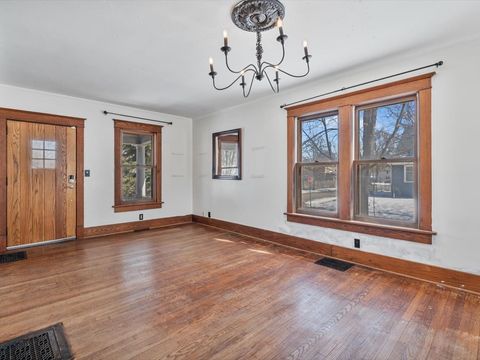 Tiny photo for 825 E Central Park Avenue, Davenport, IA 52803 (MLS # 12582298)