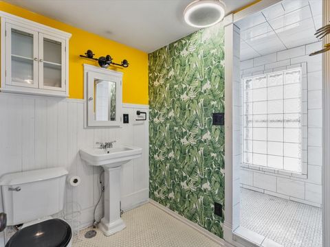 Tiny photo for 825 E Central Park Avenue, Davenport, IA 52803 (MLS # 12582298)