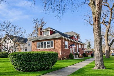 Photo of 902 S Crescent Avenue, Park Ridge, IL 60068 (MLS # 12564457)