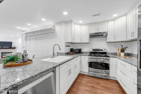 Tiny photo for 2415 N Janssen Avenue #B, Chicago, IL 60614 (MLS # 12679784)