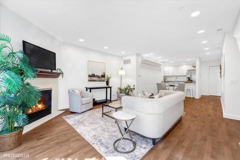 Tiny photo for 2415 N Janssen Avenue #B, Chicago, IL 60614 (MLS # 12679784)