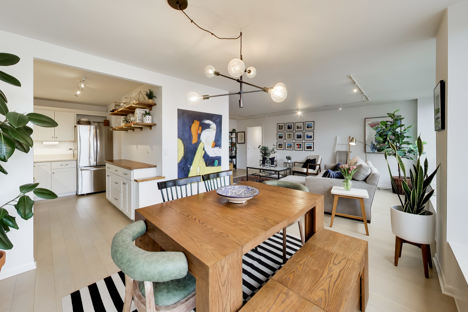 50 E BELLEVUE Place 1606