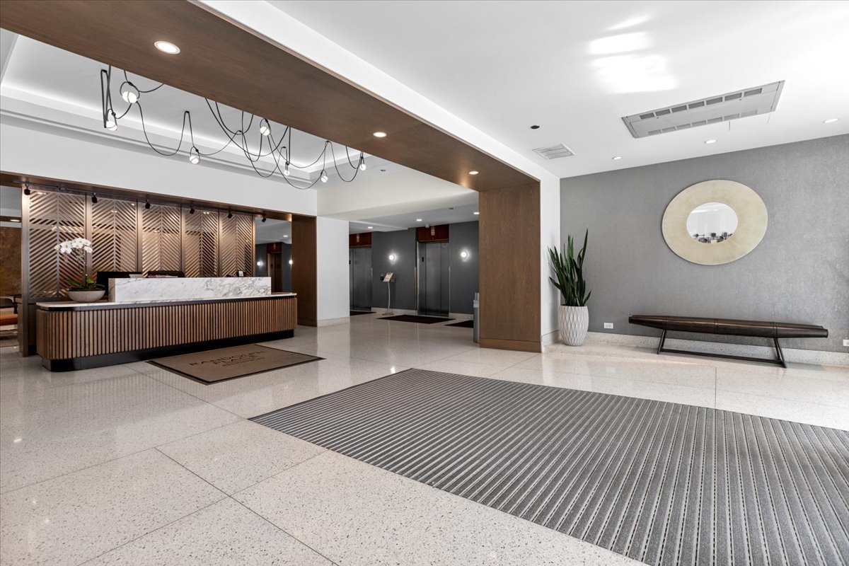 165 N CANAL Street 1304