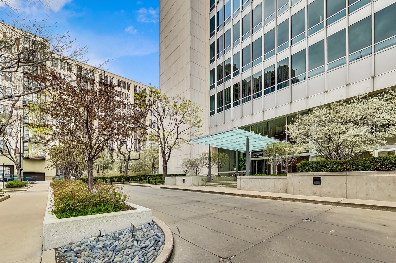 500 W SUPERIOR Street 1107