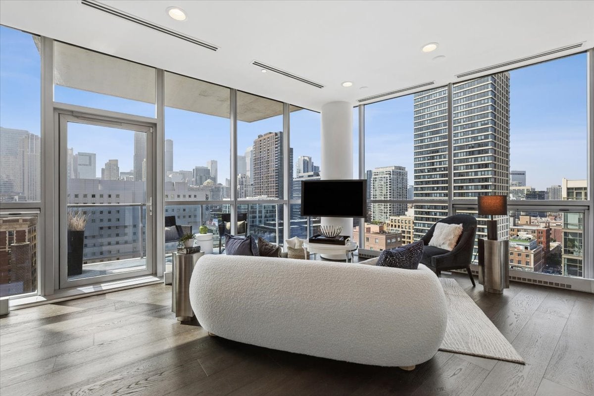 110 W Superior Street 1602