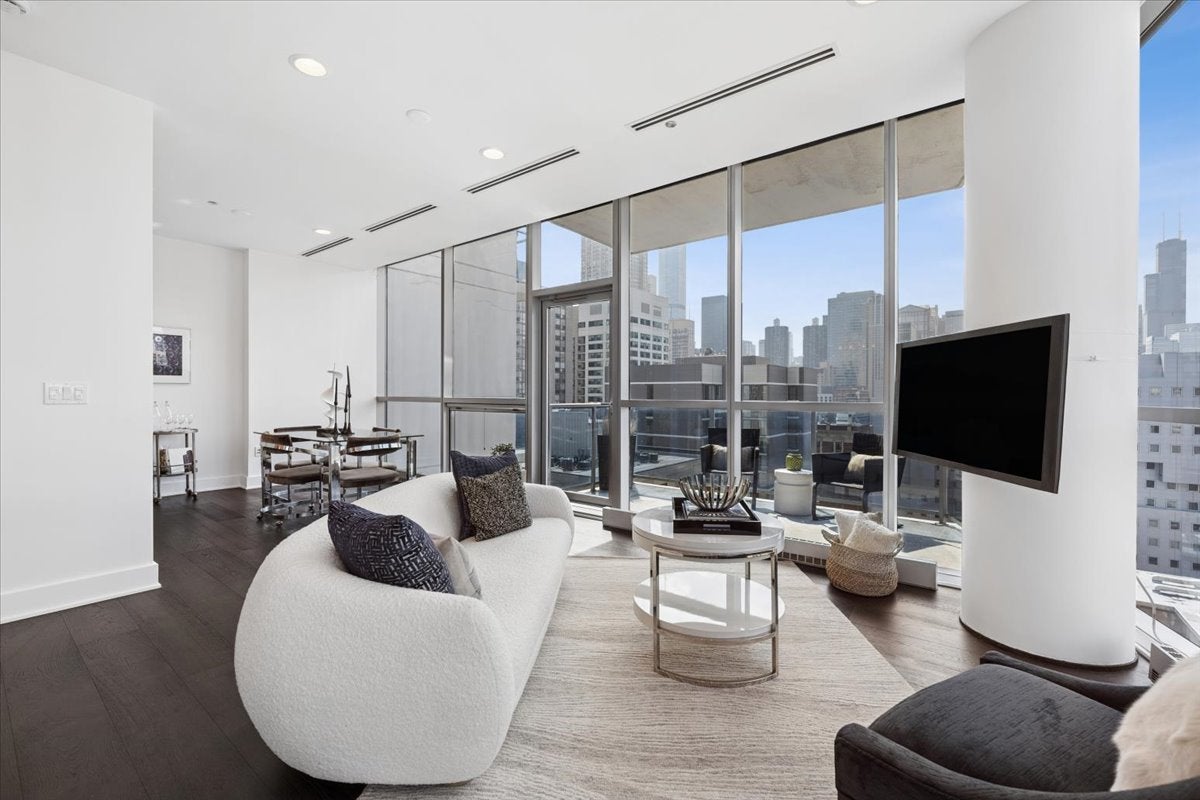 110 W Superior Street 1602