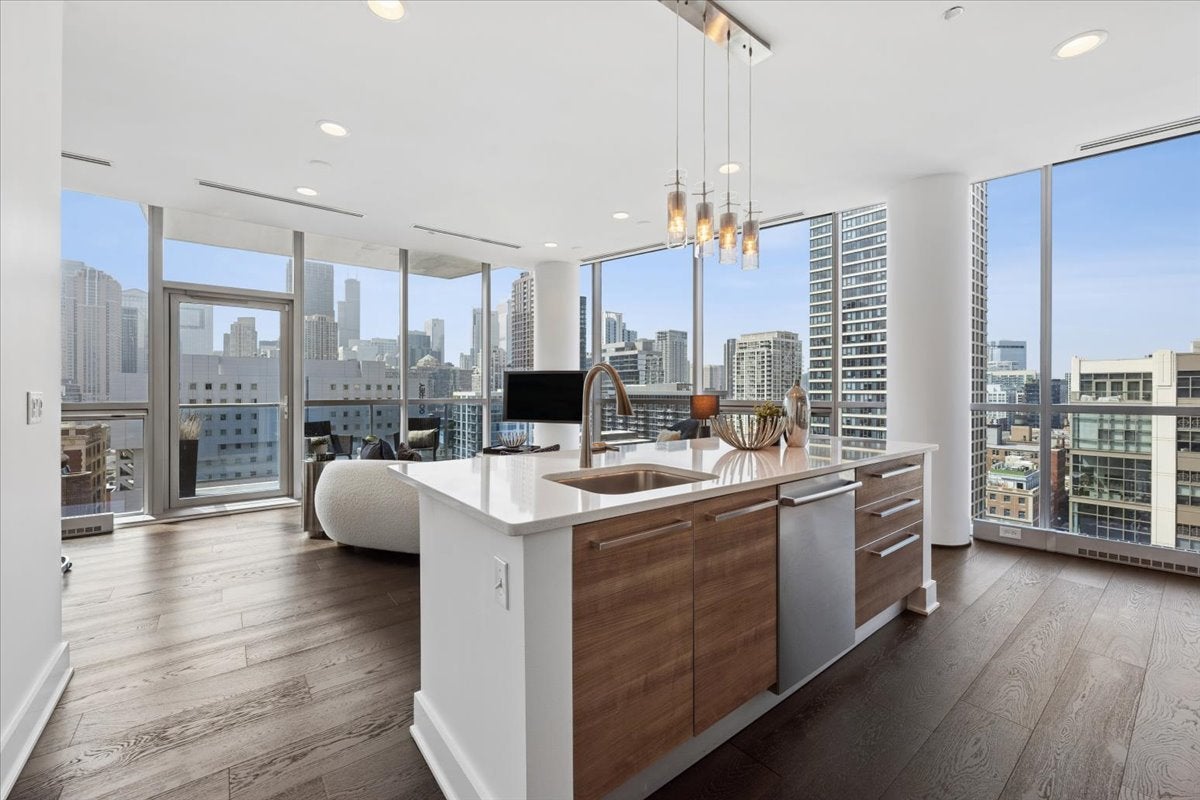 110 W Superior Street 1602