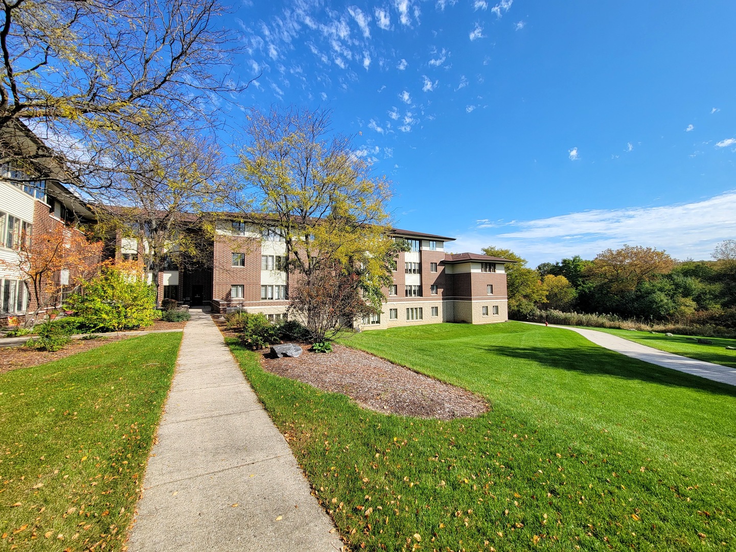 View Lindenhurst, IL 60046 condo