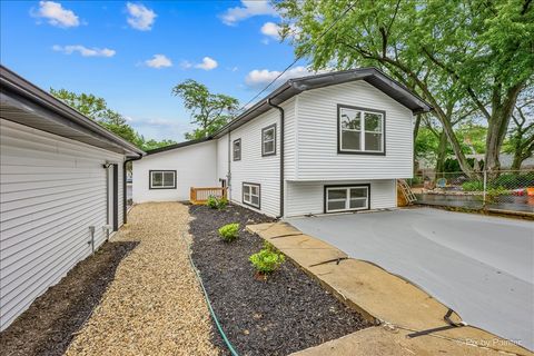Tiny photo for 18172 W Twin Lakes Boulevard, Grayslake, IL 60030 (MLS # 12668578)