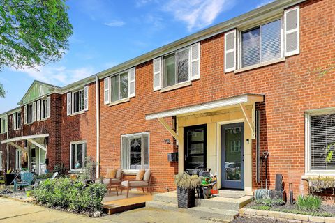 Photo of 1702 W Belle Plaine Avenue, Chicago, IL 60613 (MLS # 12589765)