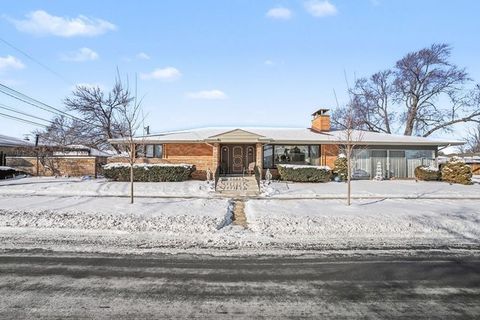 Photo of 5501 W 102nd Street, Oak Lawn, IL 60453 (MLS # 12565852)