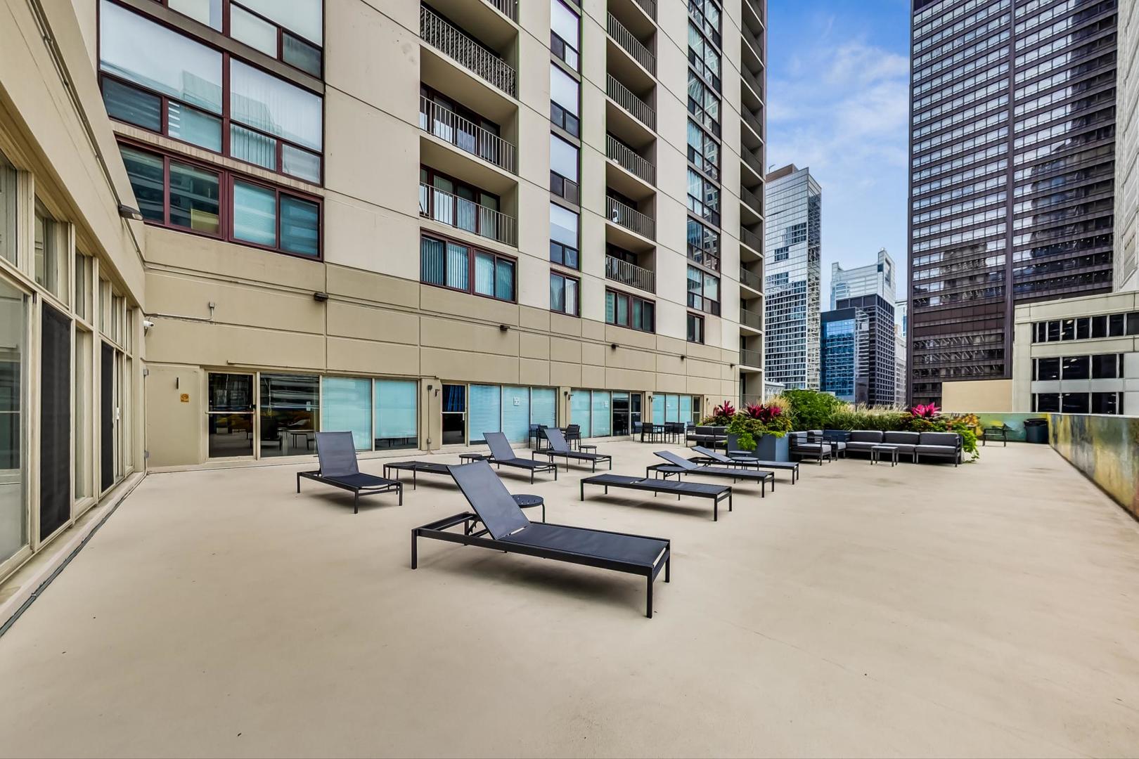 Chicago, Illinois 60601, United States, 1 Bedroom Bedrooms, ,1 BathroomBathrooms,Residential,Active,231012