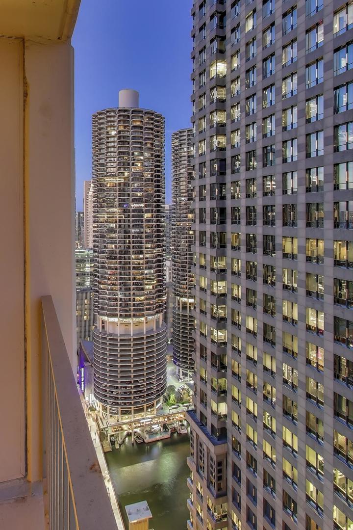Chicago, Illinois 60601, United States, 1 Bedroom Bedrooms, ,1 BathroomBathrooms,Residential,Active,231012