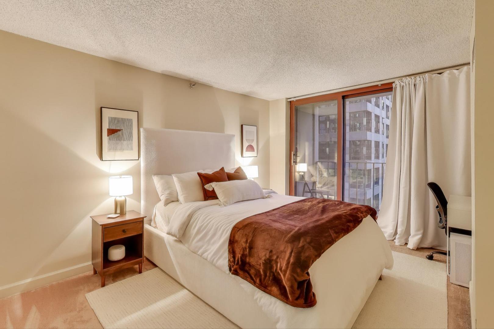 Chicago, Illinois 60601, United States, 1 Bedroom Bedrooms, ,1 BathroomBathrooms,Residential,Active,231012