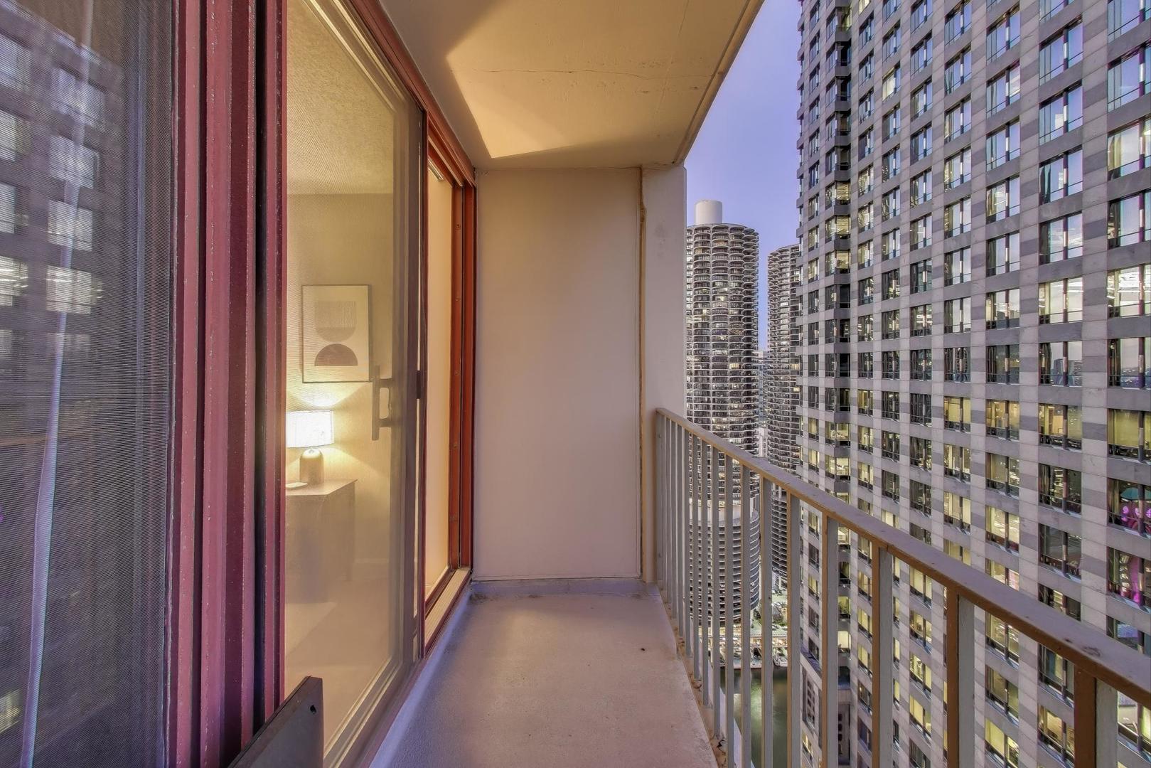 Chicago, Illinois 60601, United States, 1 Bedroom Bedrooms, ,1 BathroomBathrooms,Residential,Active,231012