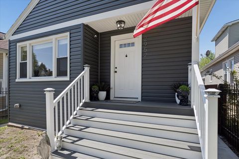 Tiny photo for 2952 N Mobile Avenue, Chicago, IL 60634 (MLS # 12637265)