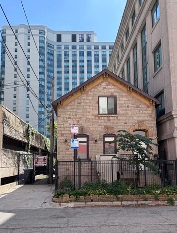 Photo of 167 W Elm Streets, Chicago, IL 60610 (MLS # 12778287)