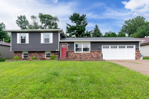 Photo of 2702 W 46th Street, Davenport, IA 52806 (MLS # 12730154)