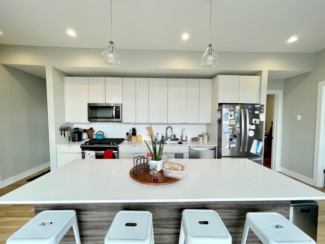 3334 N Southport Avenue 403