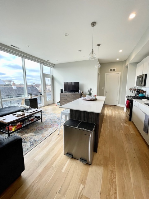 3334 N Southport Avenue 403