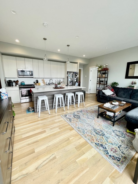 3334 N Southport Avenue 403