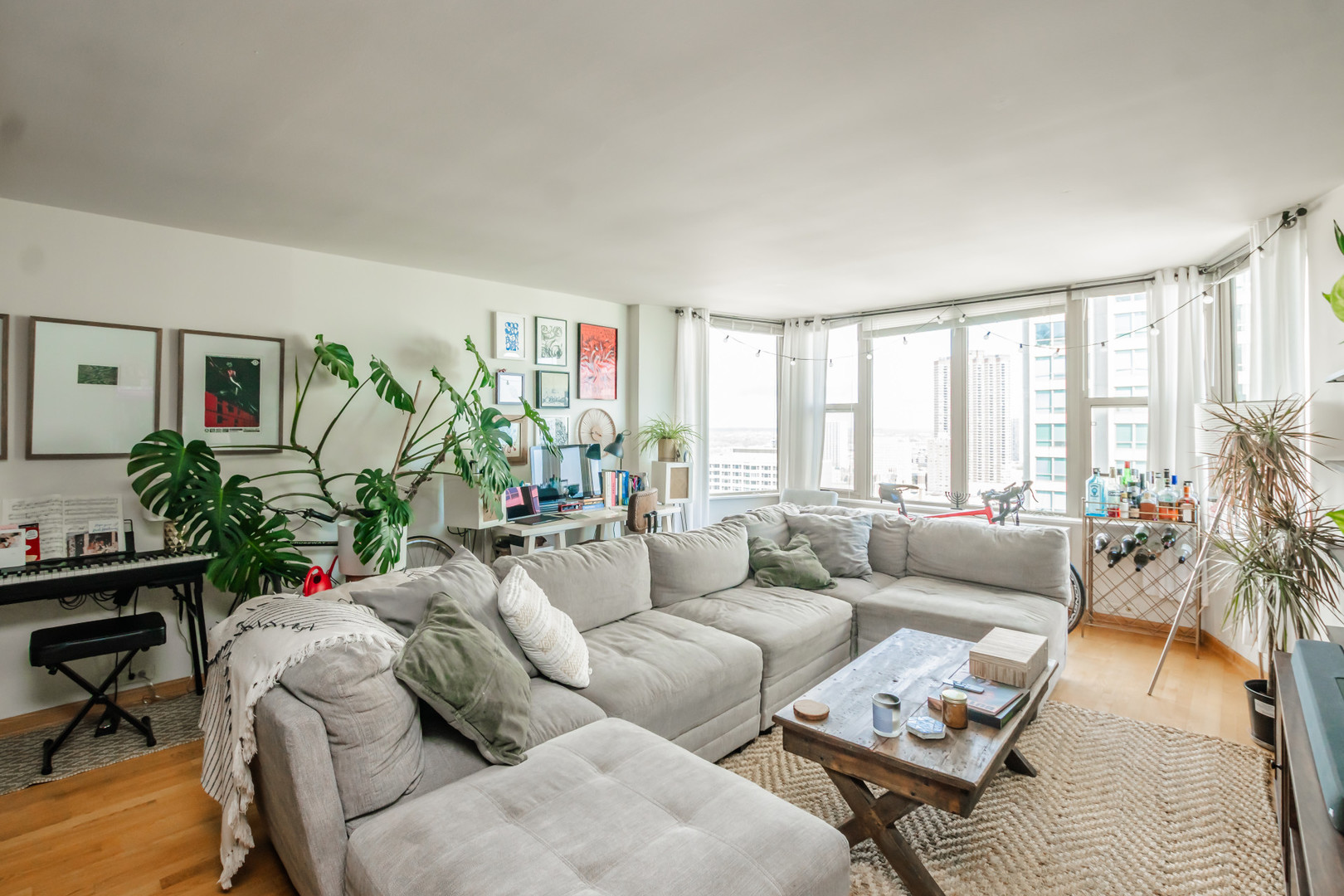525 W Hawthorne Place 2706