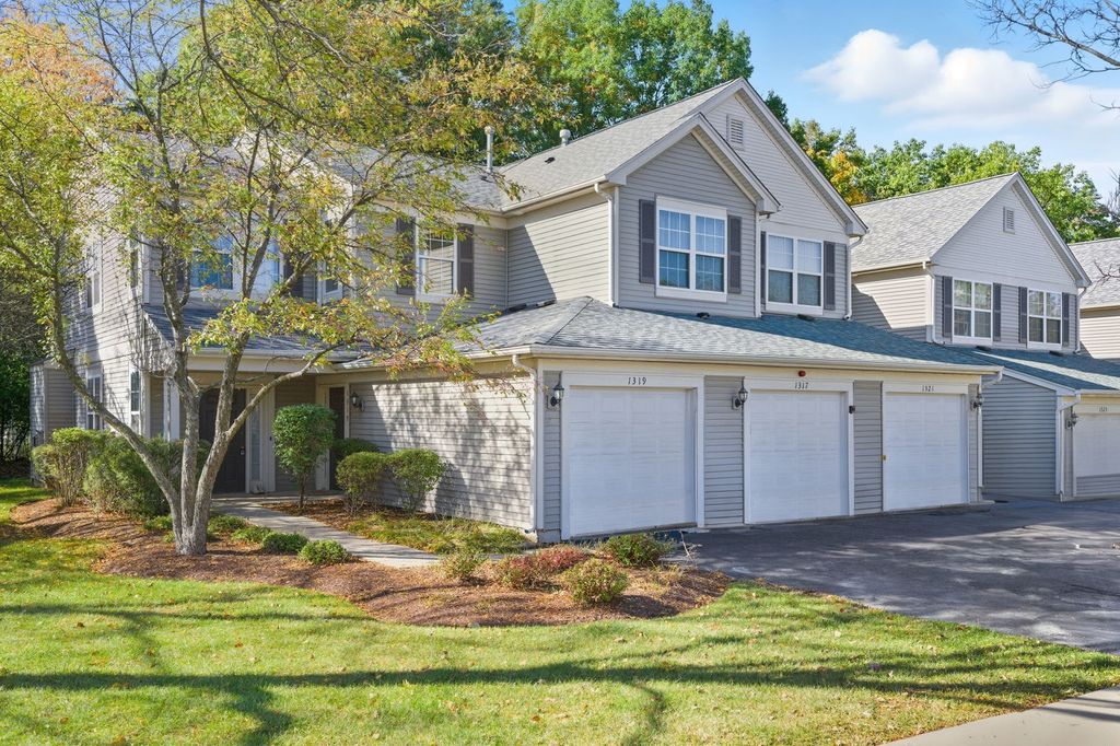 Photo for 1317 Brookdale Drive #1317, Carpentersville, IL 60110 (MLS # 12498297)