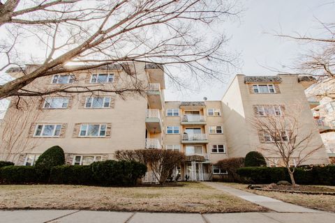 Tiny photo for 710 Oakton Street #304, Evanston, IL 60202 (MLS # 12579366)