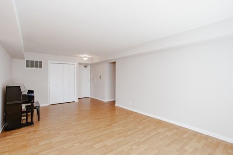 Tiny photo for 710 Oakton Street #304, Evanston, IL 60202 (MLS # 12579366)