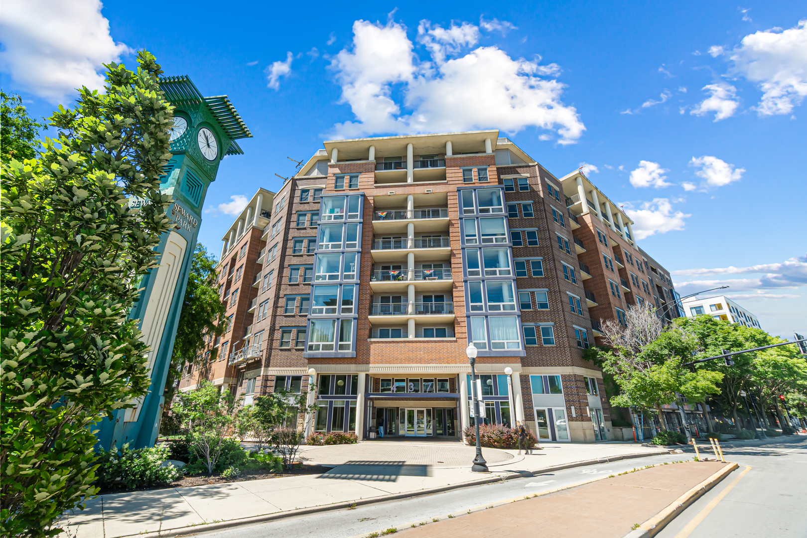 437 W Division Street 814