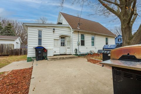 Tiny photo for 1213 S Madison Street, Bloomington, IL 61701 (MLS # 12538821)