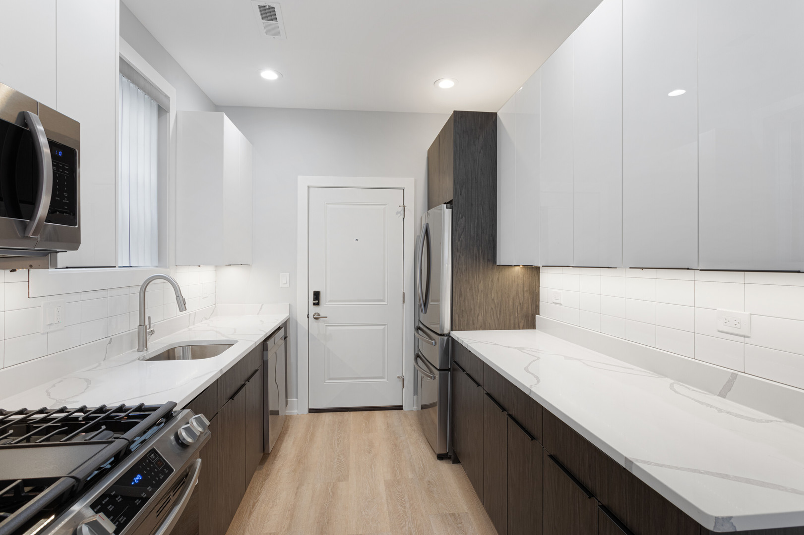 7663 N ROGERS Avenue 3