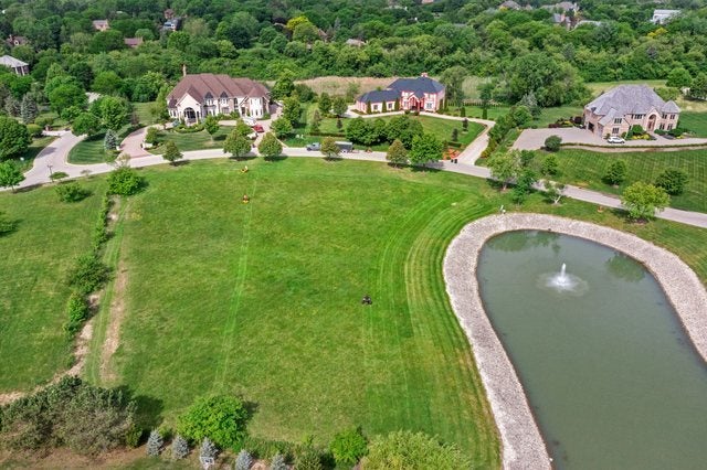 8 Falcon Lakes Drive