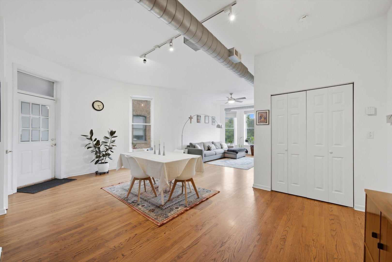 1048 W Foster Avenue E