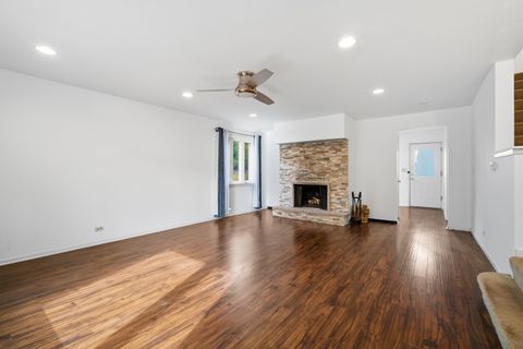 Tiny photo for 104 E Lincoln Street, Mount Prospect, IL 60056 (MLS # 12509595)