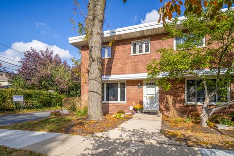 Photo of 104 E Lincoln Street, Mount Prospect, IL 60056 (MLS # 12509595)