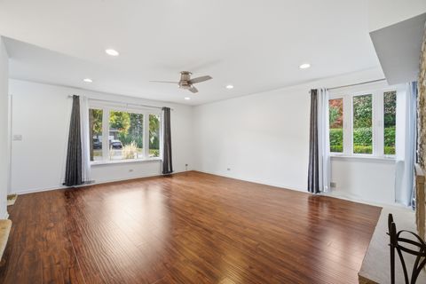 Tiny photo for 104 E Lincoln Street, Mount Prospect, IL 60056 (MLS # 12509595)